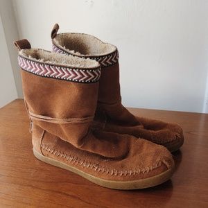 Toms Brown Suede Moccasin Boots Size 6